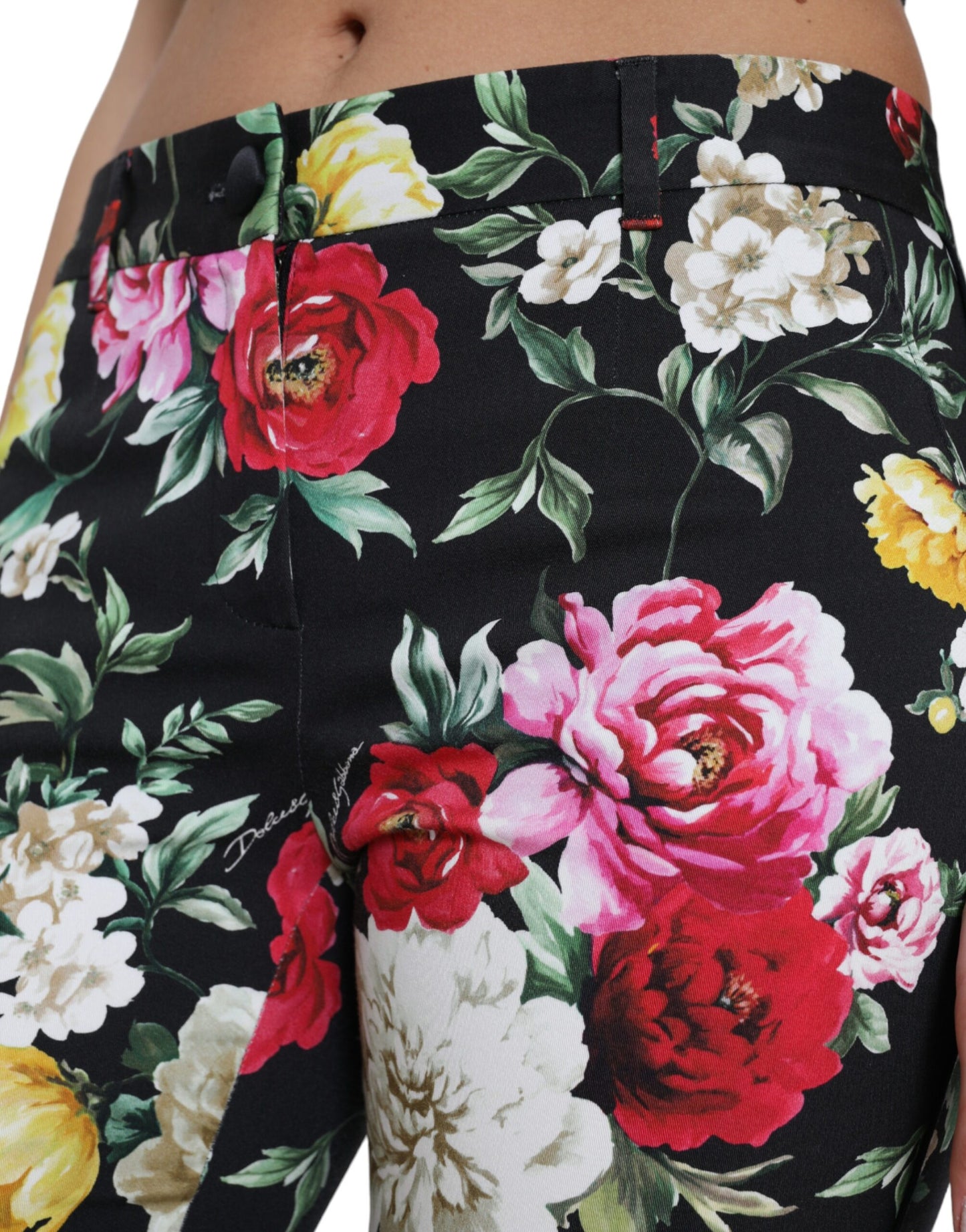 Dolce &amp; Gabbana – Schwarze, kurz geschnittene Hose mit mittlerer Taille und Blumendruck