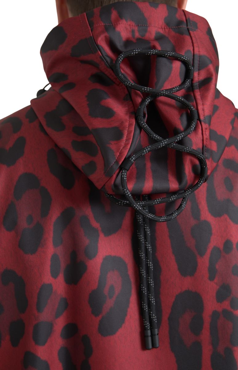 Dolce &amp; Gabbana Rote Regenmanteljacke mit Leopardenmuster und Kapuze