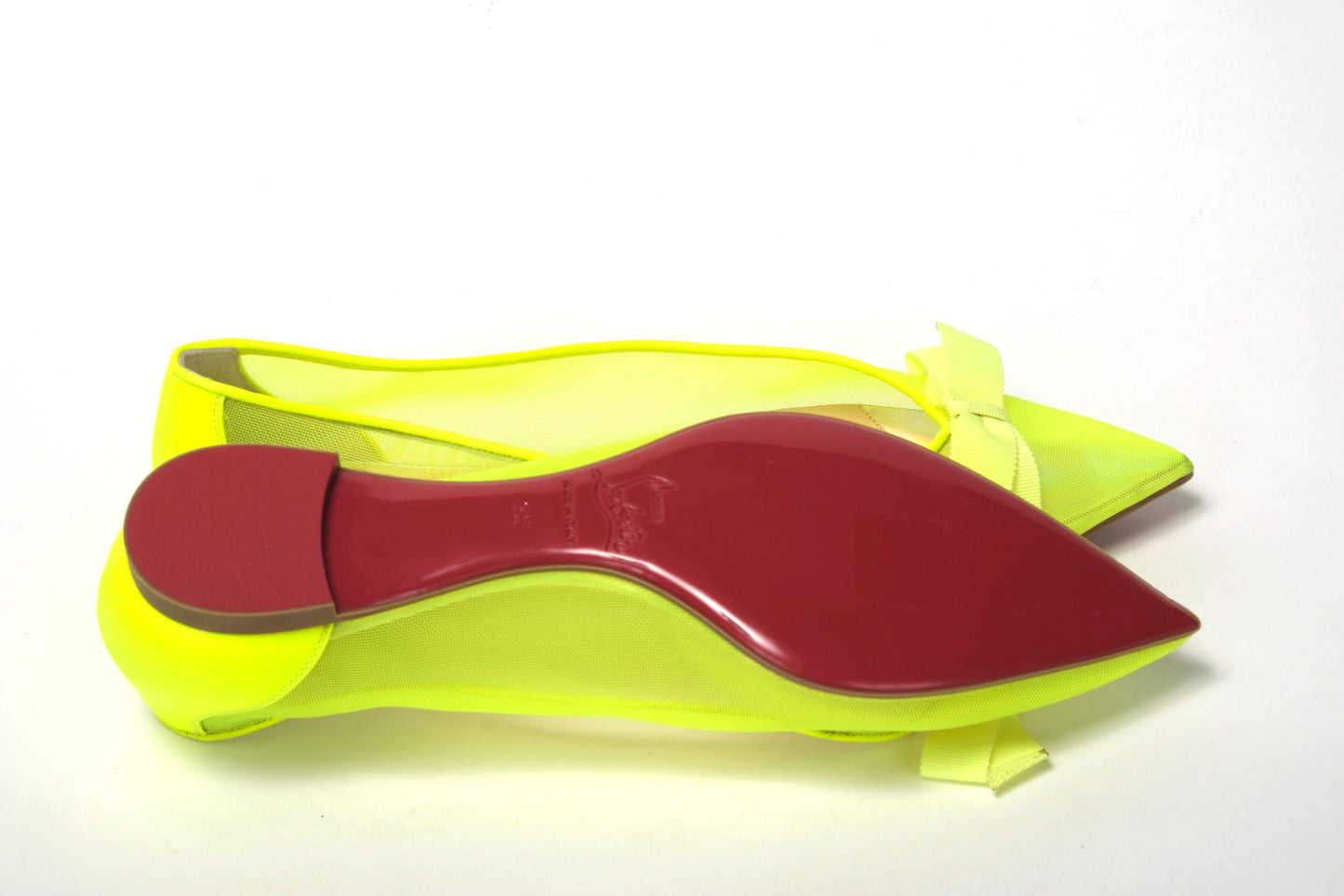 Christian Louboutin Fluro Gelber Schuh mit flacher spitzer Zehenpartie