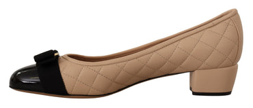 Salvatore Ferragamo Pumps aus beigem und schwarzem Nappaleder