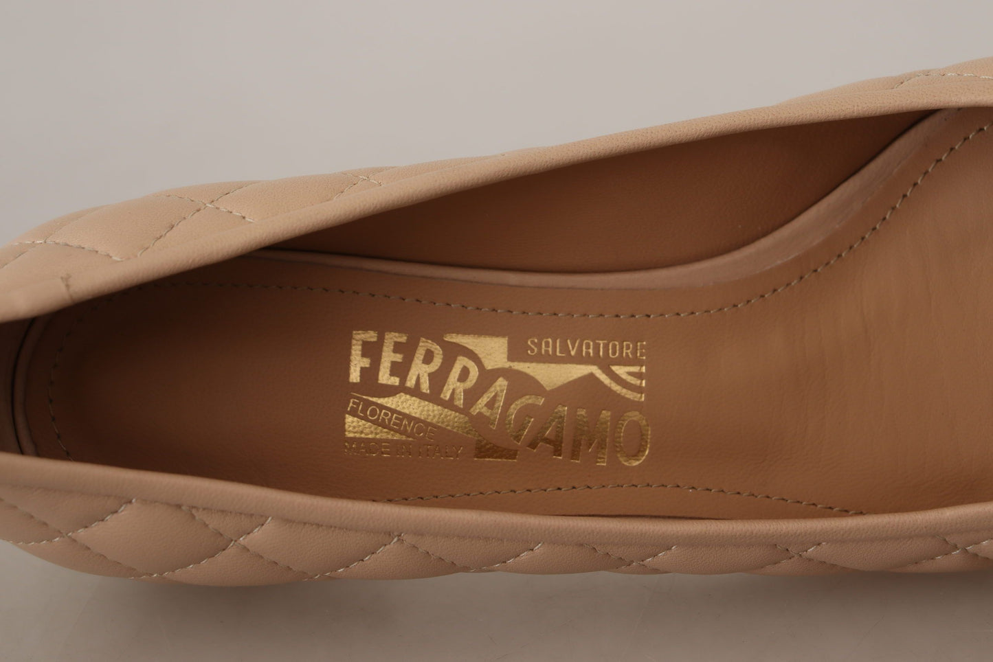 Salvatore Ferragamo Pumps aus beigem und schwarzem Nappaleder