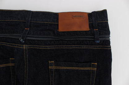 Acht blaue Baumwoll-Jeans mit normaler, gerader Passform