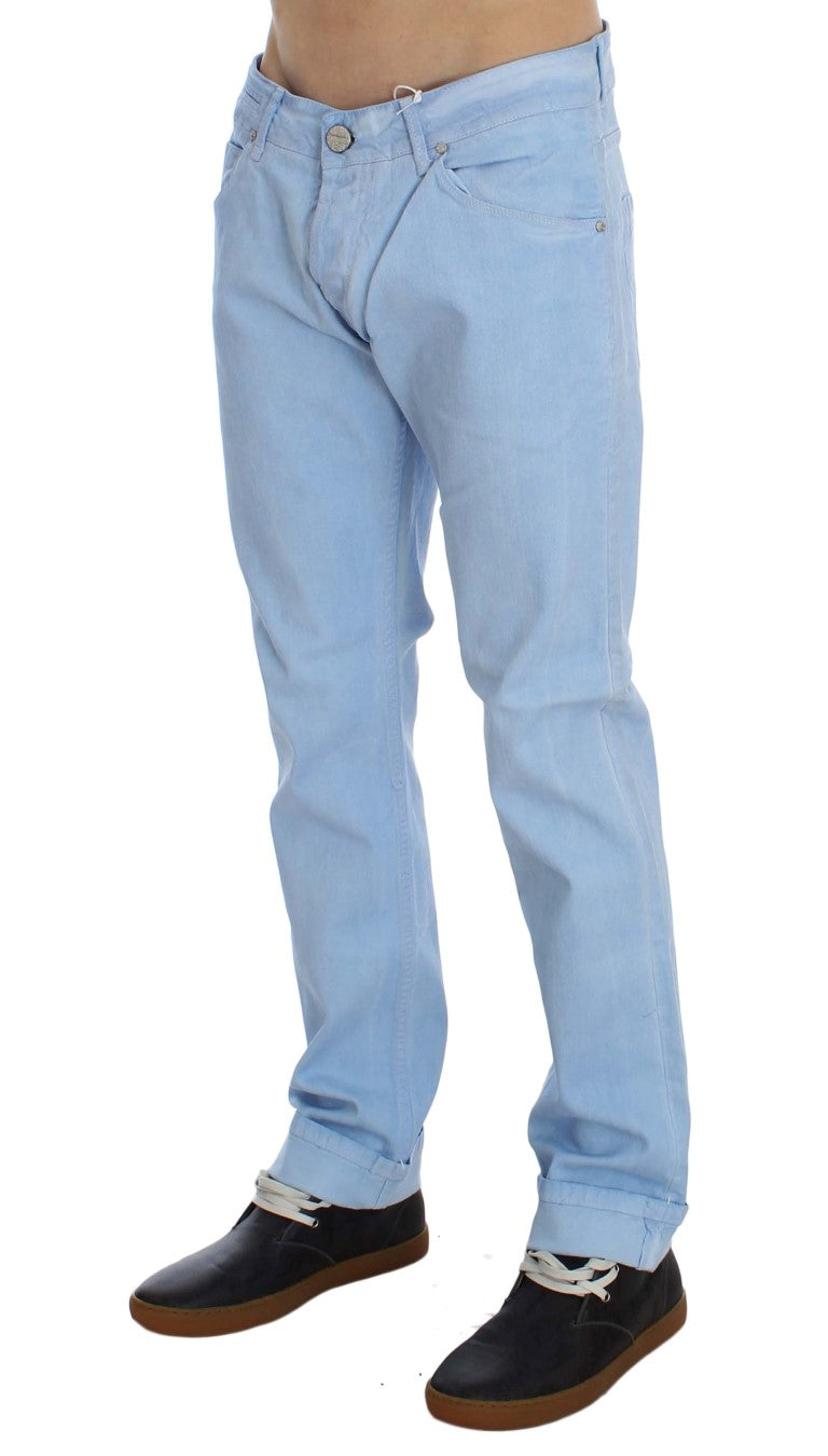 Acht blaue Baumwoll-Stretch-Jeans mit niedriger Taille