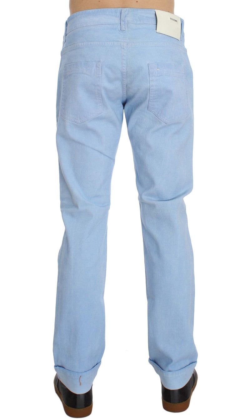 Acht blaue Baumwoll-Stretch-Jeans mit niedriger Taille