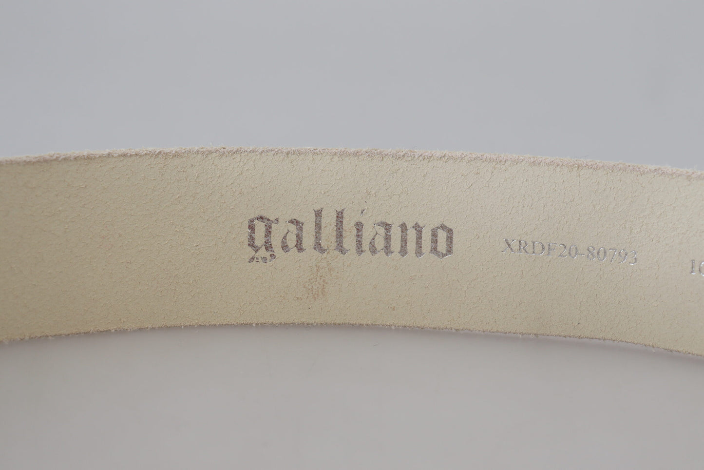 John Galliano Rosafarbener Leder-Taillengürtel mit Buchstaben-Logo und runder Schnalle