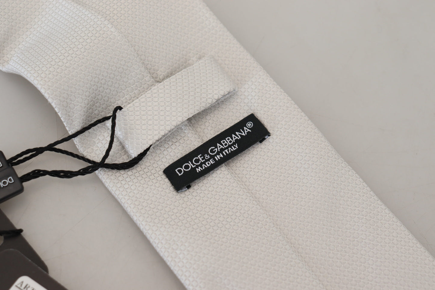 Dolce &amp; Gabbana Schmale Herrenkrawatte aus cremefarbener Seide mit Muster