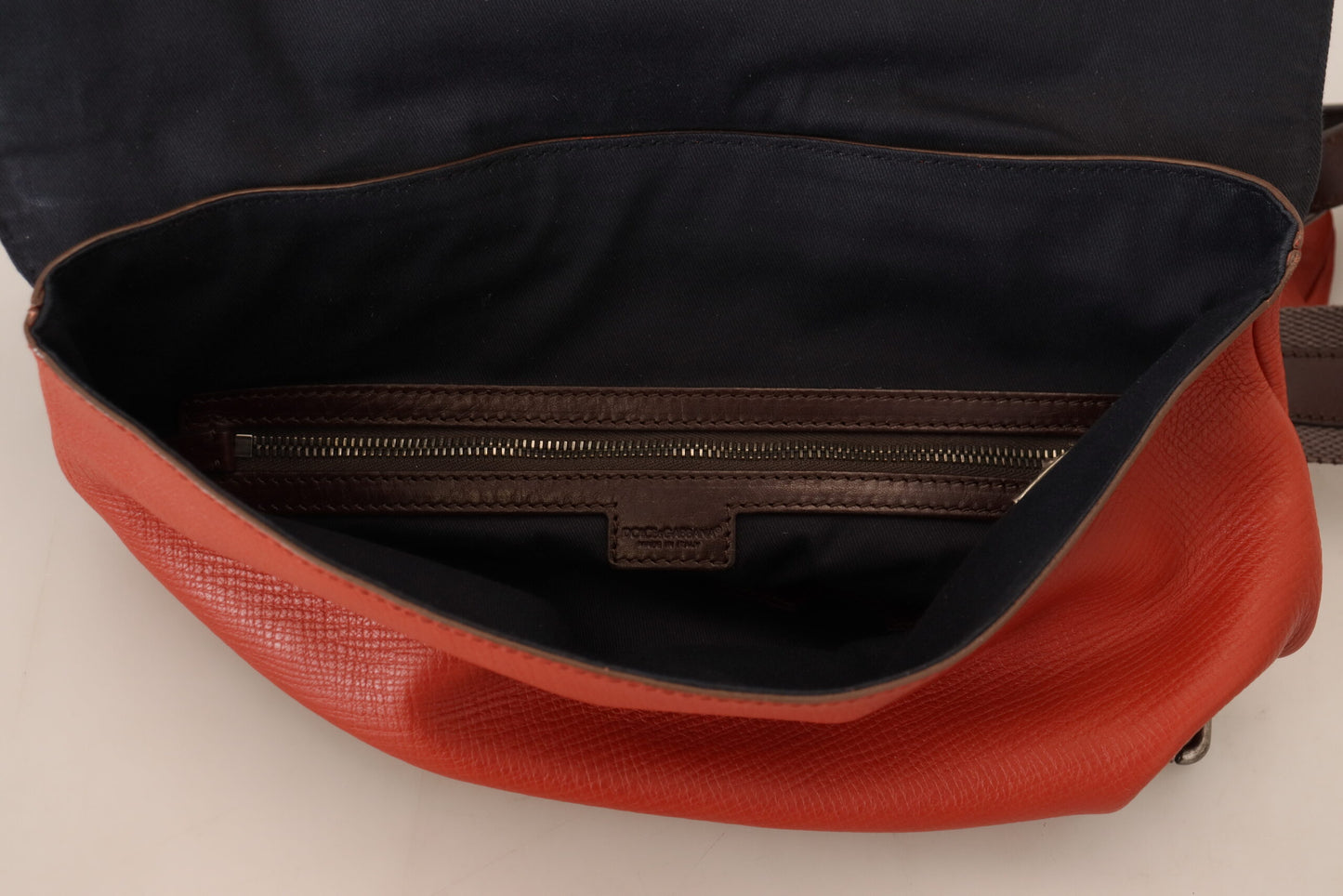 Dolce &amp; Gabbana Herren-Rucksacktasche aus orangefarbenem Leder mit Logoplakette