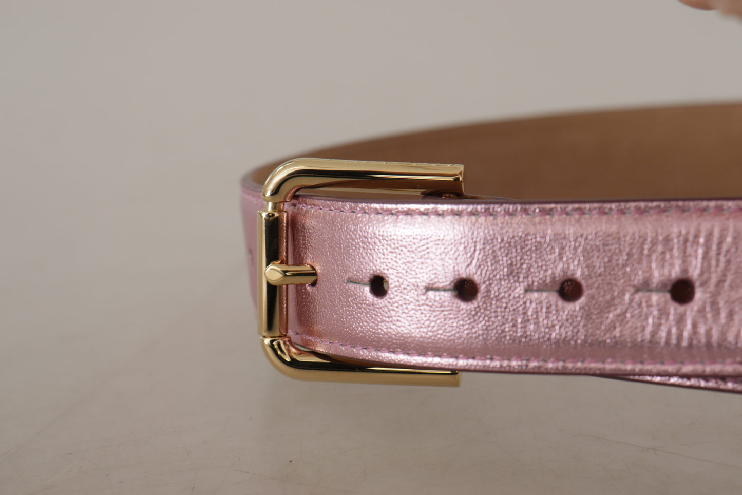 Dolce &amp; Gabbana Metallic-Pink-Gürtel aus poliertem Leder mit Logo und Metallschnalle