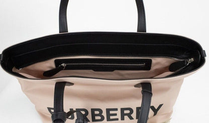 Burberry Kleine Umhängetasche aus Econyl-Nylon mit Logo in Rosa und Beige